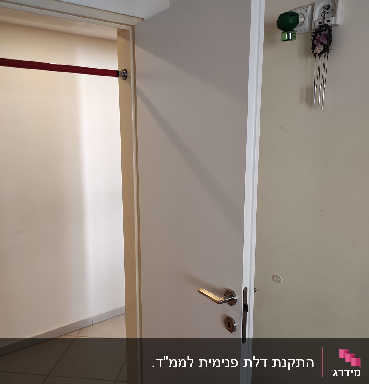 דלת לבנה פתוחה עם ידית מתכת כסופה